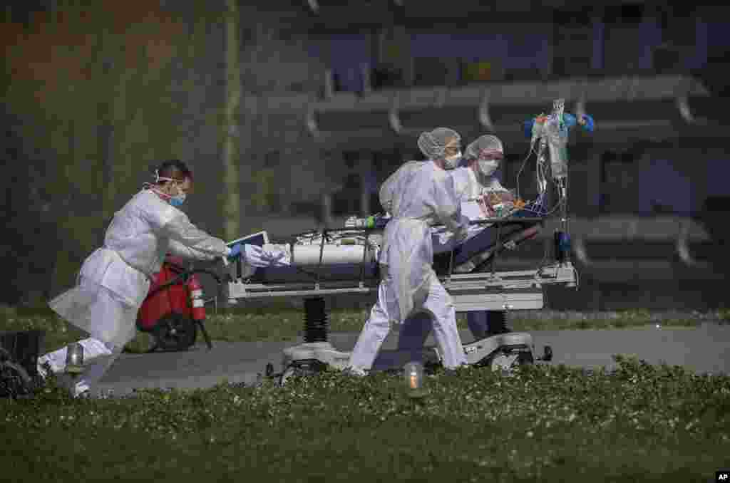 Koronavirus bilan kasallangan bemor "Mulhouse" kasalxonasidan olib ketilmoqda. Fransiya, 23-mart, 2020-yil.