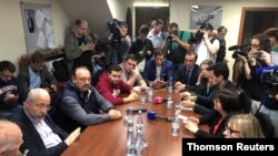 Tokoh-tokoh oposisi Rusia dan kandidat pemilu yang tidak bisa mengikut pemilu menghadiri pertemuan dengan anggota Dewan Kepresidenan untuk Masyarakat Sipil dan HAM menjelang pemilu legislatif di Moscow City, 25 Juli 2019.