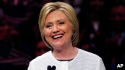Calon presiden AS dari Partai Demokrat, Hillary Clinton, berbicara di New York setelah meraih nominasi partai (7/6). (AP/Julio Cortez)