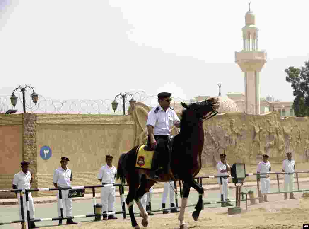 Egyptian policemen secure Egypt’s national police academy, where an Egyptian criminal court sentenced ousted Islamist president Mohamed Morsi to 20 years in prison over the killing of protesters in 2012, in Cairo, April 21, 2015.
