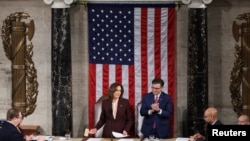 La vicepresidenta de EEUU, Kamala Harris, sostiene el mazo junto al presidente de la Cámara de Representantes, Mike Johnson (Republicano por Louisiana durante una sesión del Congreso para certificar la elección de Donald Trump, en el Capitolio de EEUU el 6 de enero de 2025. 