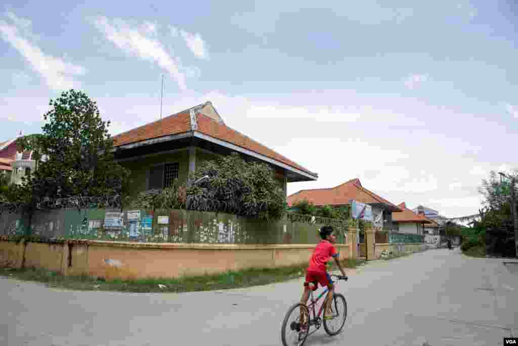 ទិដ្ឋភាពទូទៅនៅតំបន់បុរី១០០ខ្នង ក្នុងសង្កាត់ទឹកថ្លា ក្នុងរាជធានីភ្នំពេញ នាថ្ងៃទី២៩ ខែសីហា ឆ្នាំ ២០១៧។ បុរី១០០ខ្នង ដើមឡើយជាគម្រោងឯកជននៃសំណង់លំនៅឋាន សម្រាប់បុគ្គលិកធនាគារជាតិនៃកម្ពុជាពីឆ្នាំ១៩៦៥ ដល់១៩៦៧។ (ខាន់ សុគុំមនោ/VOA)