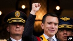 El recién juramentado presidente Daniel Noboa saluda desde un balcón del palacio presidencial de Carondelet en Quito, Ecuador, el jueves 23 de noviembre de 2023.