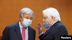 联合国秘书长古特雷斯和联合国主管人道主义事务的副秘书长兼救济协调员格里菲斯在联合国日内瓦举行的会议上进行交谈（2021年9月13日）