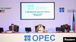 Le ministre du pétrole du Koweit Ali Al-Omair donne un discours lors d'une conférence à Koweit City, le 26 mars 2017.