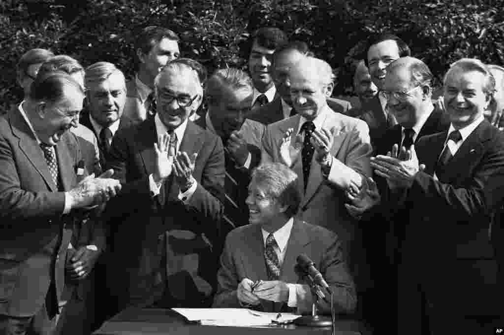 4 августа 1977 года. Тема энергетики стала для Картера одним из важных приоритетов на посту президента. Внимание к проблеме вызвала в том и числе и масштабная авария в нью-йоркской энергосистеме летом 1977 года. Картер настоял на том, чтобы все энергетические программы были собраны в рамках одного ведомства — так, в августе 1977 года появилось Министерство энергетики (на фото Картер подписывает соответствующий закон).