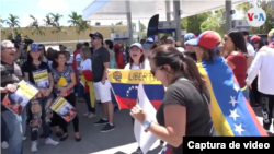 Venezolanos concentrados en las calles de Miami, en EE.UU., con motivo de la concesión del TPS a los venezolanos. [Foto: Captura de video].