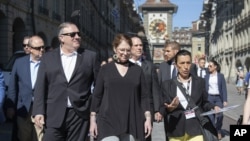 El secretario de Estado de los EE. UU., Mike Pompeo, al frente, a la izquierda, y su esposa Suzan, al frente, escuchan a un guía turístico durante un paseo turístico como parte de la visita de Pompeo a Berna, Suiza, el sábado 1 de junio de 2019.