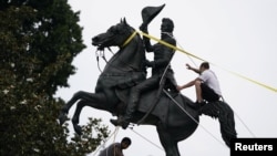 Демонстранти се обидуваат да ја урнат статуата на американскиот претседател Ендрју Џексон пред Белата куќа за време на протестите за расна нееднаквост во Вашингтон, 22 јуни 2020 година (Фото: Ројтерс)