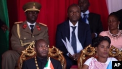 Prezida w'Uburundi Evariste Ndayishimiye na Madamu we Angeline Ndayubaha mu mihango yo kurahira i Gitega.