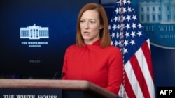 La portavoz de la Casa Blanca, Jen Psaki, conversa con los periodistas durante la rueda de prensa del 18 de febrero de 2021.