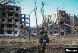 Seorang anggota layanan dari Republik Chechnya terlihat selama pertempuran dalam konflik Ukraina-Rusia di Mariupol. (Foto: Reuters)
