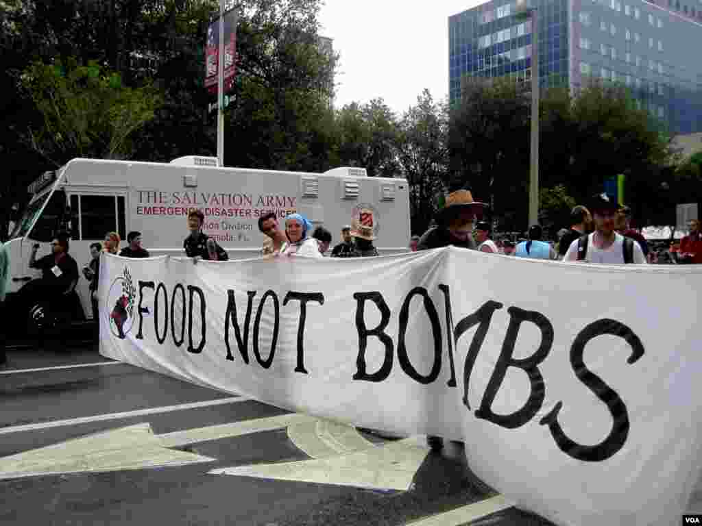 Para demonstran dari kelompok Occupy Tampa menggelar aksi protes mereka di dekat arena Konvensi Nasional Partai Republik, Tampa, Florida, Senin (Eva Mazrieva/VOA).