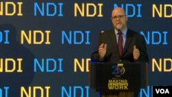 Ambasador SAD u Prištini Džefri Hovenijer govori na ceremoniji povodom 25 godina Nacionalnog demokratskog instituta (NDI) na Kosovu, u Prištini, 18. septembra 2024. (Foto: Glas Amerike / Budimir Ničić)