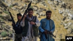 El movimiento de resistencia afgano y las fuerzas del levantamiento anti-talibán patrullan a lo largo de una carretera en Rah-e Tang en la provincia de Panjshir el 25 de agosto de 2021, tras la toma militar de Afganistán por los talibanes.
