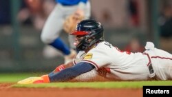 El venezolano Ronald Acuña se roba la segunda base en el octavo inning del encuentro contra los Cachorros de Chicago, en Atlanta, Estados Unidos, este miércoles.