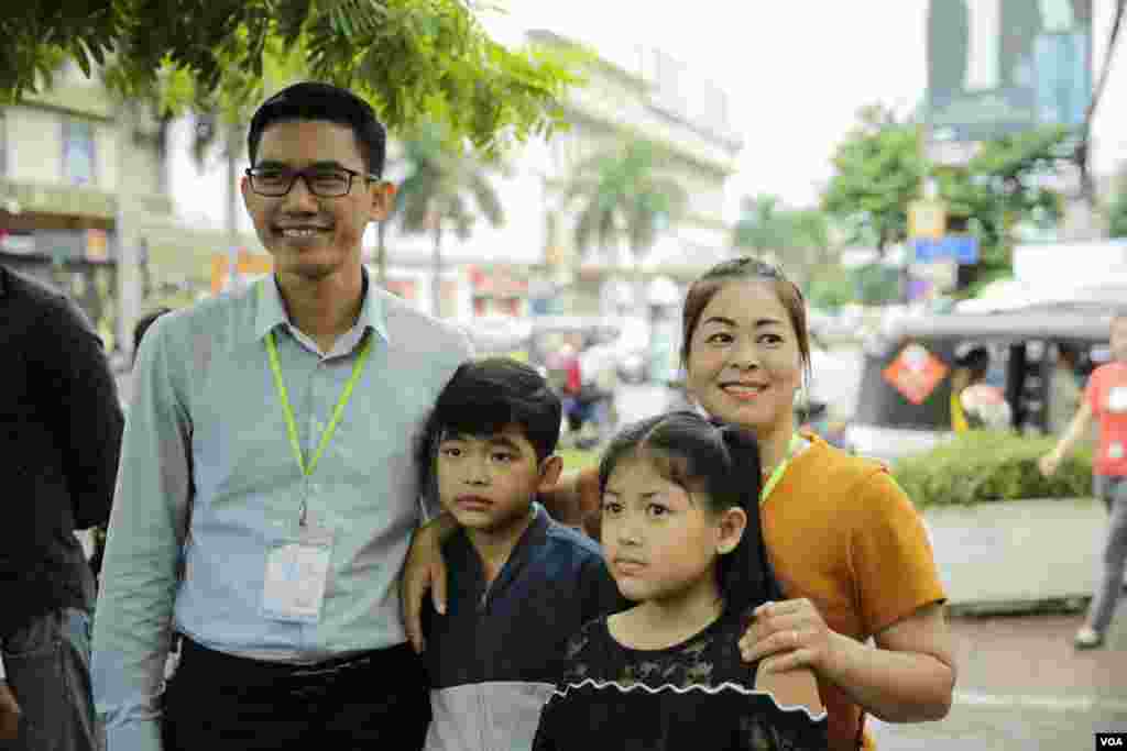អតីតអ្នកសារព័ត៌មានវិទ្យុអាស៊ីសេរីប្រចាំរាជធានីភ្នំពេញ លោក យាង សុធារិន្ទ និងគ្រួសារថតរូបនៅខាងក្រៅសាលាដំបូងរាជធានីភ្នំពេញកាលពីថ្ងៃសុក្រទី៣០ ខែសីហា ឆ្នាំ២០១៩។ (ទុំ ម្លិះ/VOA Khmer)