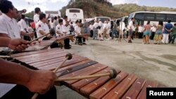 Mientras Centroaméria ha cerrado sus puertas a extranjeros, Nicaragua recibe con marimbas y jóvenes bailarines a turistas extranjeros que llegan en cruceros al balneario de San Juan del Sur.