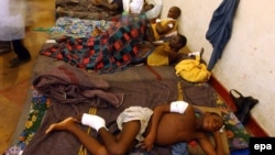 Des blessés couchés à même le sol dans un hôpital de Bunia, Ituri, 12 juin 2003, Congo. Epa/PHOTO DPA MAURIZIO GAMBARINI