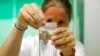 La chercheuse Paola Turini dans le laboratoire Avantea lors de l'insémination d'ovules des deux derniers rhinocéros blancs du Nord avec du sperme congelé d'un mâle de la même espèce à Cremona, en Italie.