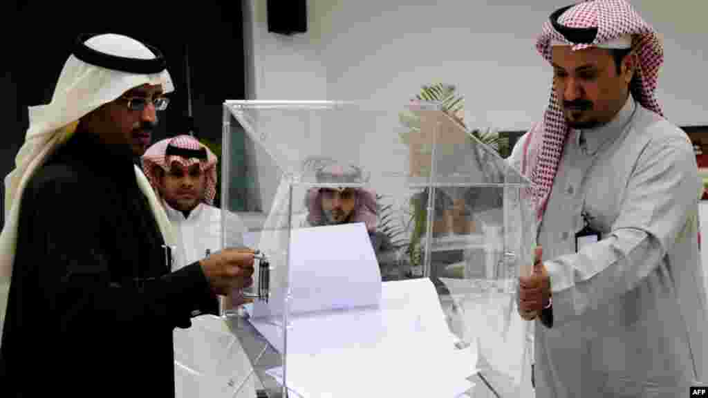 Jami'an Hukumar Zaben Saudiyya Kenan A Lokacin Da Suke Shirin Fara Kidayar Kuri'u, Dasamba 14, 2015. 