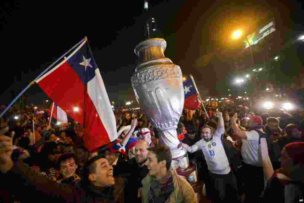 Magoya bayan Chile su na murnar kofin da kasarsu ta dauka a gasar Copa America