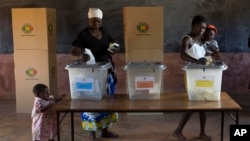 Les Zimbabwéens votent à l'école primaire Sherwood à Kwekwe, au Zimbabwe, le 30 juillet 2018.