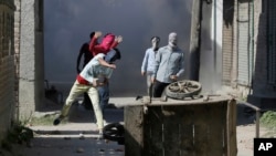 Kashmiri Muslim protesters throw stones at government forces in Srinagar, Indian controlled Kashmir, Sept. 23, 2016. 