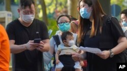 Residentes de Hong Kong hacen fila para votar el domingo 12 de julio de 2020 en una primaria no oficial para candidatos prodemocracia antes de las elecciones legislativas de septiembre.