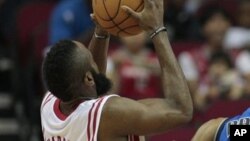 James "The Beard" Harden lors d'un match à Houston, Texas, le 8 décembre 2012.