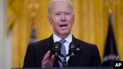 El presidente Joe Biden habla en el Salón Este de la Casa Blanca, en Washington, el 17 de mayo de 2021