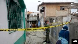 Seorang polisi mengamankan daerah di sekitar terbunuhnya Wali Kota Darussalam Lajid dari kota Al-Barka dan Wali Kota Alih Sali dari kota Akbar terluka saat berjalan di desa Baliwasan di kota Zamboanga, Filipina selatan, Senin 6 Desember 2021. 