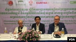 លោកស្រី​ Johanna Palmberg​ លោក​ តឹក វណ្ណារា​ និង​លោក​ Clemens Beckers ​កាល​ពី​ព្រឹក​ថ្ងៃ​ចន្ទ ទី​២៨ ខែ​មករា ឆ្នាំ​២០១៩ នៅ​ក្រុង​ភ្នំពេញ។ (ណឹម សុភ័ក្រ្តបញ្ញា/VOA)