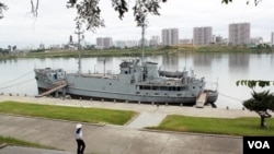 ARCHIVO - El USS Pueblo, que fue capturado por Corea del Norte en 1968, es exhibido en el Río Daedong, en Pyongyang.
