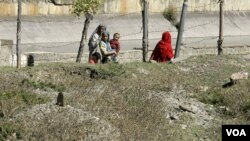 Warga desa di Kashmir melewati kuburan massal tempat ditemukannya jenazah-jenazah tanpa identitas di kota Bimyar, 96 kilometer sebelah barat Srinagar, Kashmir-India.
