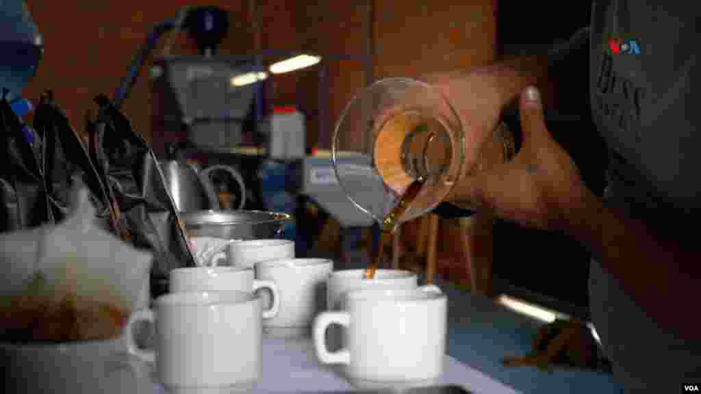 Faiber Trujillo realiza proceso de catadura de café, el 1 de noviembre de 2024. (Foto Javier Hernández / VOA) 