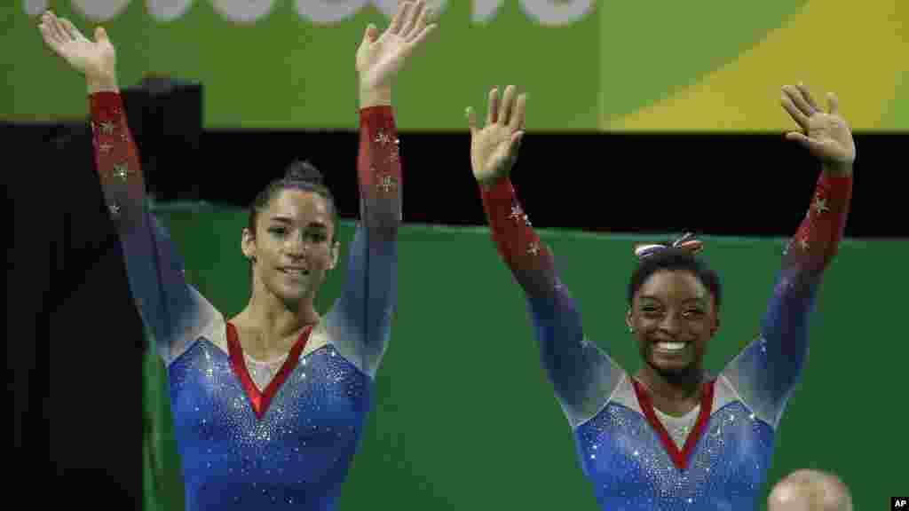 Simone Biles remporte la médaille d'or devant sa compatriote Aly Raisman, médaille argent, à Rio de Janeiro, le 16 août 2016.