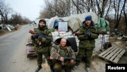 Ukrainalik isyonchilar Donetsk aeroporti yonida, 18-noyabr, 2014-yil