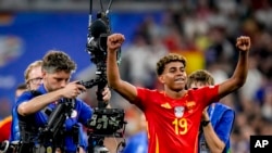 El español Lamine Yamal tras el partido de semifinales entre España y Francia en el torneo de fútbol Eurocopa 2024 en Múnich, Alemania, el martes 9 de julio de 2024.
