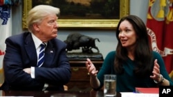 Arxiv fotosu - Prezident Donald Tramp Vaşinqtonda Ruzvelt Auditoriyasında həbsxana islahatları mövzusunda dəyirmi masa zamanı danışan Texas İctimai Siyasət Fondunun o vaxt prezidenti və baş direktoru Bruk Rollinsi dinləyir, 11 yanvar 2018.