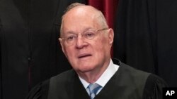 ARSIP – Dalam foto bertanggal 1 Juni 2017, Hakim Agung Anthony M. Kennedy bersama-sama hakim agung Mahkamah Agung AS lainnya berpose untuk foto resmi di Gedung Mahkamah Agung di Washington, D.C. (foto: AP Photo/J. Scott Applewhite, Arsip)