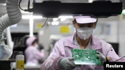 一名女工在中國武漢的一家格力工廠的生產線上。 （2021年8月16日）