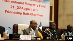 L'ancien président soudanais, le général Omar el-Bechir lors des réunions du bloc africain des ministres des finances et des gouverneurs des banques centrales à Khartoum, le 21 août 2013.