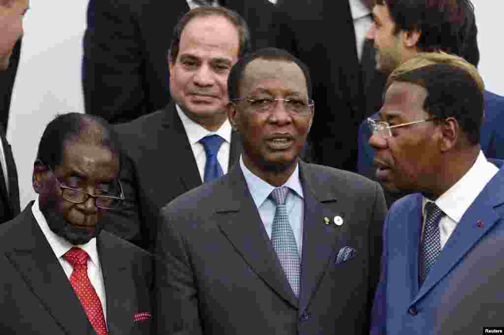 Daga Hagu Zuwa Dama, Shugaban Kasar Zimbabwe Robert Mugabe, Shugaba Abdel Fattah el - Sisi Na Kasar Misira. Daga Baya Shugaban Chadi Idriss Deby, Da Shugaban Kasar Benin Yayi Pose pose, A Wurin Taron Majalisar Dinkin Duniya Kan Dumamar Yanayi. Nuwamba 30, 2015. 