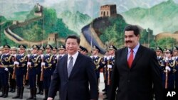 中國國家主席習近平和委內瑞拉總統馬杜羅在北京人民大會堂檢閱三軍儀仗隊後交談。（2015年1月7日）