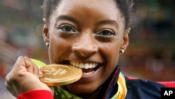 Simone Biles championne olympique américaine, médaille d'or à la finale individuelle aux Jeux Olympiques d'été de 2016 à Rio de Janeiro, au Brésil, le 11 août 2016. 