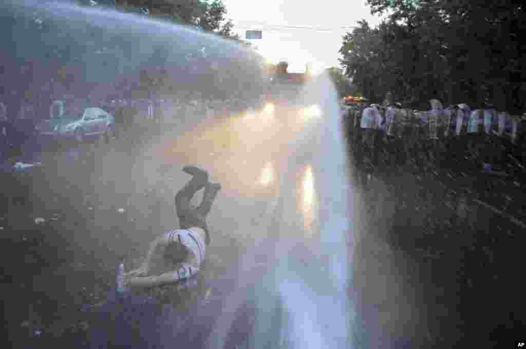 Polisi Armenia menggunakan meriam air untuk membubarkan demonstran yang menentang kenaikan harga listrik di ibukota Armenia, Yerevan.