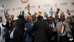រូបភាព​ឯកសារ ៖ លោក Jacob Zuma ប្រធានាធិបតី​​ប្រទេស​អាហ្រ្វិក​ខាង​ត្បូង​ ប្រុង​​ប្រៀប​ថត​រូប​នៅ​ឯ​ជំនួប​កំពូល​​របស់​សហភាព​អាហ្រ្វិក​ កាល​ពី​ថ្ងៃ​ទី​១៤ ខែ​មិថុនា ឆ្នាំ​២០១៥។​