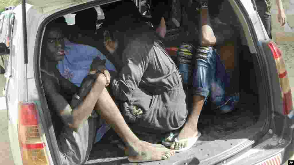 Des étudiants de l'université de Garissa se réfugient dans un véhicule après avoir fui une attaque par des hommes armés à Garissa, au Kenya, jeudi 2 avril 2015.