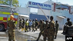 Abashinzwe umutekano kuri Central Hotel i Mogadishiyo tariki 20, 2015. 
